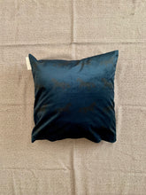 Carica l&#39;immagine nel visualizzatore di Gallery, Cuscino in velluto Staffe: blu con cavallini
