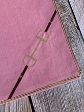 Carica l&#39;immagine nel visualizzatore di Gallery, Tovaglia Horsebit in lino resinato: rosa antico e cordoncino bronzo
