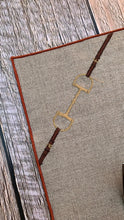 Carica l&#39;immagine nel visualizzatore di Gallery, Set 4 tovagliette all&#39;americana in lino resinato Horsebit: naturale &amp; bronzo
