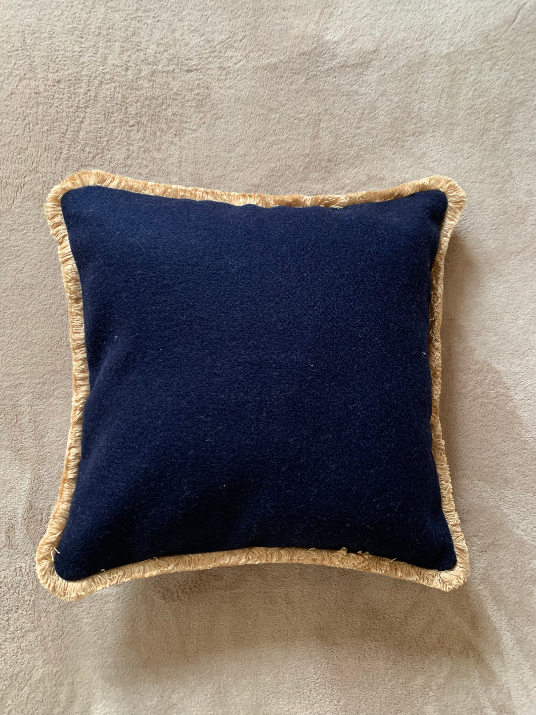 Cuscino in lana merinos blu con spazzolina oro